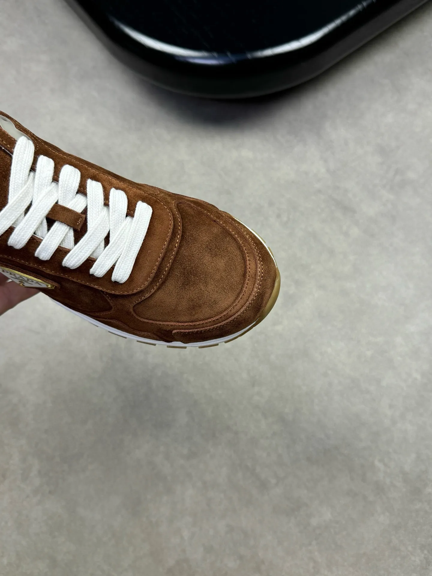 Batch 420, Prad* Prada's new men's thick-soled leather sports and casual shoes are made of imported high-value suede cowhide, combining elegant style and innovative design. The outer side is decorated with an enameled metal triangle logo, and the 4.5cm concave and convex rubber thick sole is full of modern style. The Prada letter logo is decorated on the heel and tongue, all of which illustrate the brand style. , soft, light, comfortable and durable on the feet! 38-44